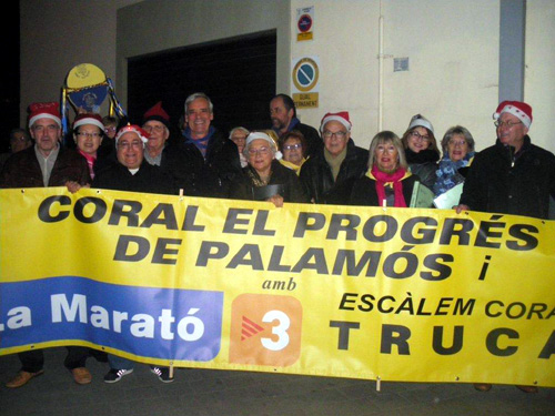 Imatge de la cantada conjunta de les dues corals palamosines.