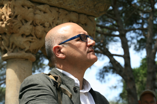 Gerardo Boto observant el claustre el dia que els propietaris el van obrir als mitjans.