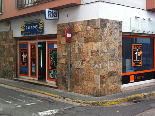 Locutori situat al carrer de Joan Vilà, a Palamós.