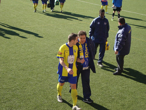 Eduardo Vílchez dóna instruccions a Ivan Díaz en el partit d'ahir. Foto: Sergi Cortés.