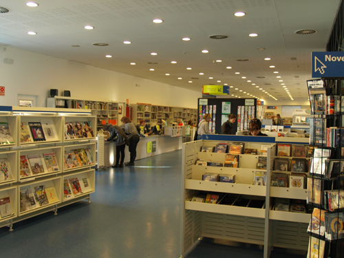 Les converses en anglès i francès es fan a la biblioteca municipal.
