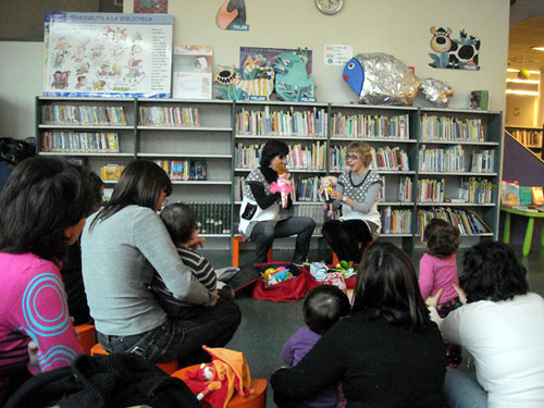 Contes musicats a la biblioteca, en una imatge d'arxiu.