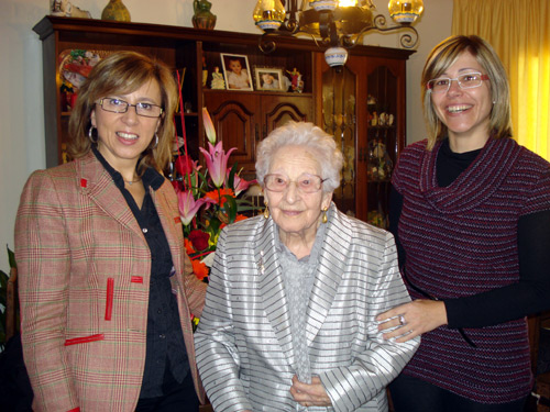 Dolors Moret, amb l'alcaldessa Teresa Ferrés i la regidora d'Acció Social, Yolanda Aguilar.