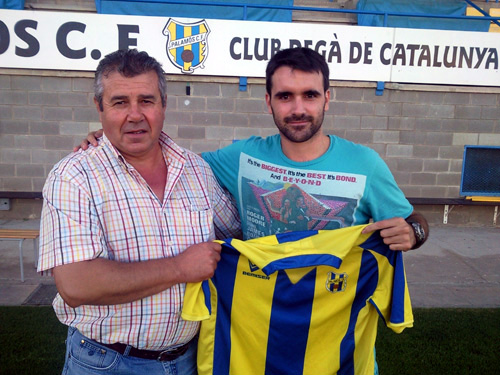 Javi Revert, amb el president del Palamós CF, Miquel Aguilar, quan va fitxar l'any 2011.