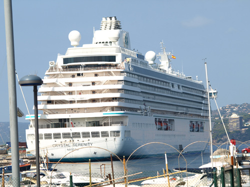 El creuer Crystal Serenity al port de Palamós, en una imatge d'arxiu.