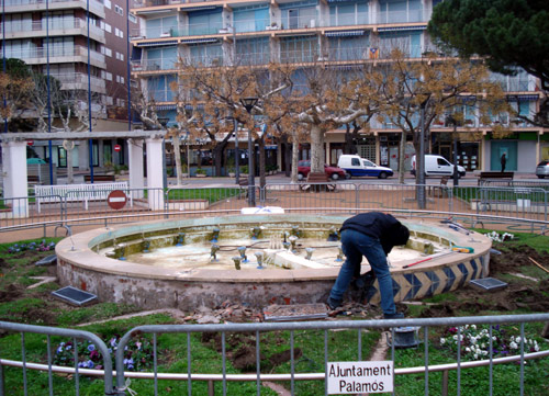 Treballs de millora al brollador del passeig.