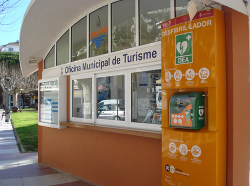El desfibril·lador instal·lat avui a l'oficina de turisme del passeig.