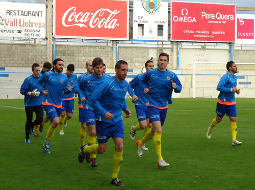 Escalfament dels jugadors del Palamós CF, abans del partit davant la Gramanet. (Foto: Sergi Cortés).
