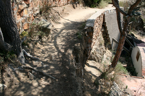 Esllavissament al camí de ronda de Castell, en una imatge d'arxiu.