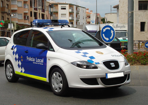 La Policia Local de Palamós va localitzar i detenir el presumpte agressor.