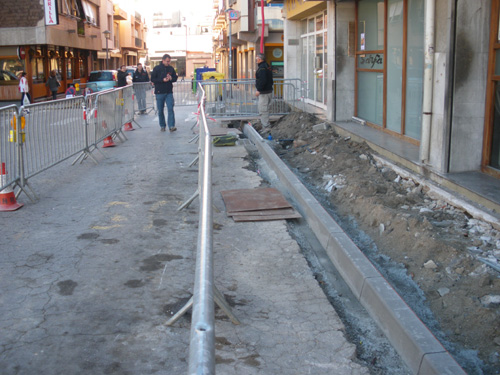Obra de reforma de voreres a càrrec de la Brigada Municipal.