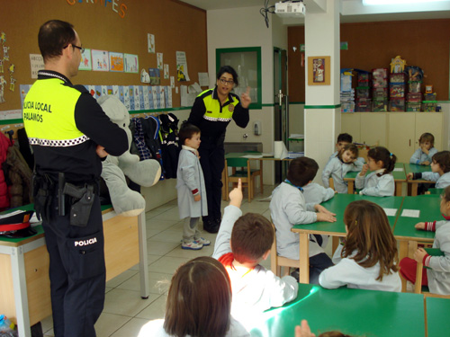 Els dos agents impartint educació viària als alumnes de P-5 de l'escola Vedruna.