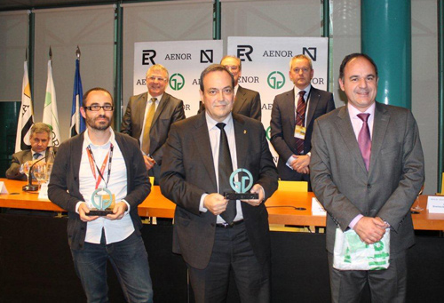 Èrik Solés, a l'esquerra, després de rebre la certificació.