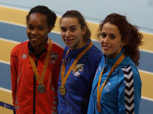 Èlia Vallés -centre- campiona de 400 metres.
