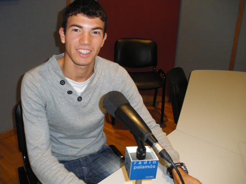 Adel Mechaal, en una imatge d'arxiu a Ràdio Palamós.