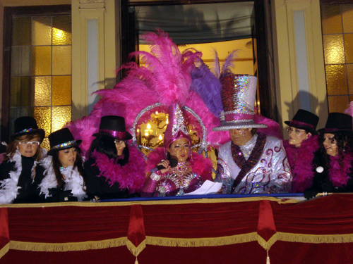 La comitiva de Carnaval, ahir al vespre al balcó de l'Ajuntament.