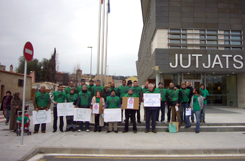Els membres de la PAH, avui davant els jutjats de La Bisbal.
