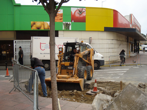 Obres de millora de la via pública a l'avinguda de Catalunya.