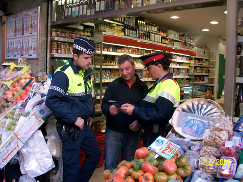 Una parella de Mossos i Policia Local fent recomanacions preventives.