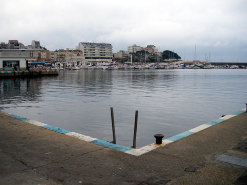 Torna l'activitat d'arrossegament al port de Palamós.