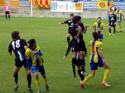 Palamós i Figueres han disputat un intens derbi gironí. (Foto: S. Cortés)