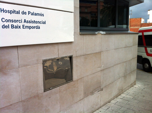 Lloc on ha impactat la furgoneta, a la façana del CAP de Palamós.