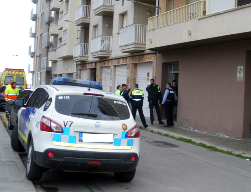 La policia, a la porta de l'immoble, abans de reduir l'home.