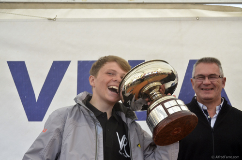 David Labrouche, guanyador de la competició, mossegant la copa. (Foto: Alfred Farré).