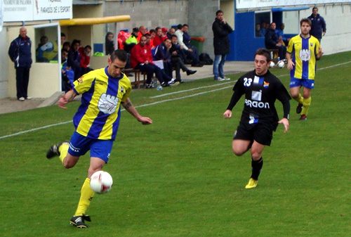 Raúl Calvo en una acció de joc amb el Palamós CF. (Foto: Sergi Cortés).