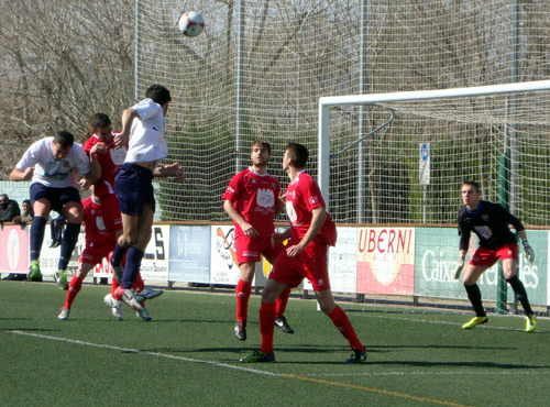 Jugada davant la porteria del Palamós CF.
