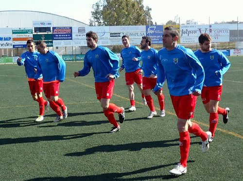 Els jugadors del Palamós escalfant abans del partit a Vilafranca. (Foto: S. Cortés)