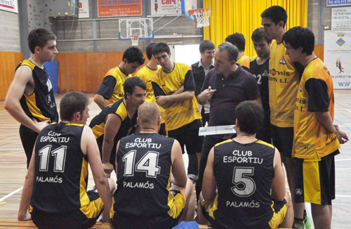 Els jugadors reben indicacions durant un partit. (Foto: quimdelhort.blogspt.com)