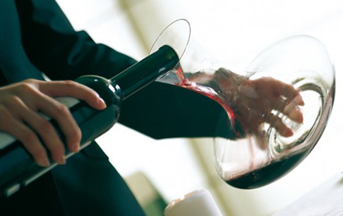 El coneixement del vi o com servir-lo són algunes de les tasques dels sommeliers. (Fotos: eshob.com)