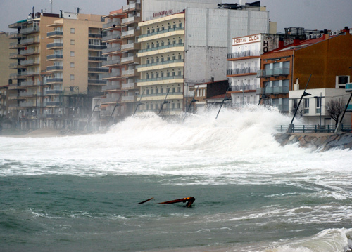 Imatges del temporal al passeig de Sant Antoni.
