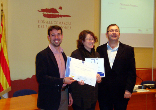 Acte de lliurament de la certificació, amb la regidora de Cultura i Turisme de Palamós, Gràcia Artigas.