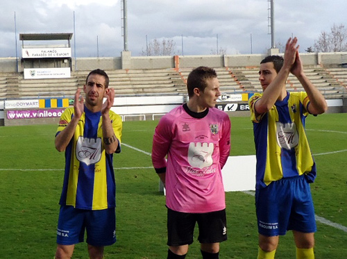 'Chicho', a la dreta i amb el braçal de capità, diumenge passat al Nou Estadi. (Foto: Sergi Cortés).
