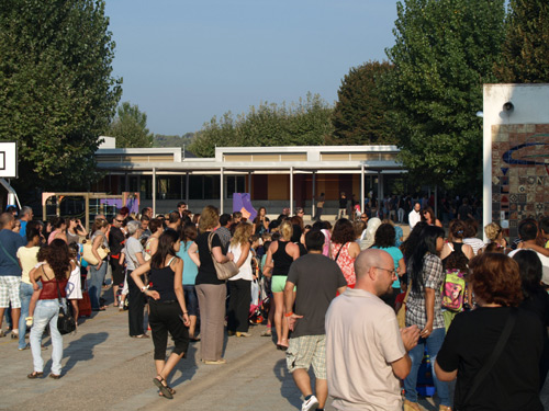 Alumnes accedint a l'escola Vila-romà de Palamós.