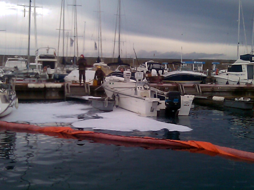 Imatge del simulacre d'incendi al port Marina Palamós, aquest matí.