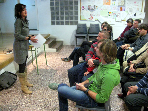 Pepi Cerdà, a l'esquerra, davant els assistents a l'acte d'ahir.
