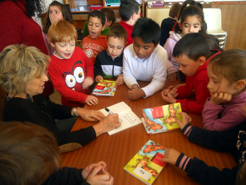 Mercè Arànega envoltada d'alumnes del Vila-romà, avui.