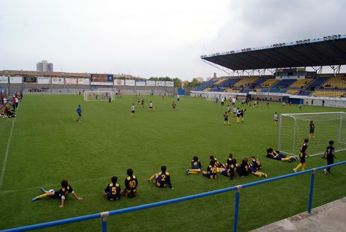 Un partit de futbol de base al Nou Estadi Municipal.