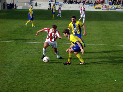 Un moment del partit jugat ahir al Nou Estadi entre el Palamós CF i el Castelldefels.