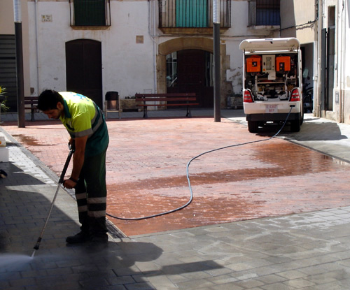 Neteja especialitzada de paviments a les zones de vianants.