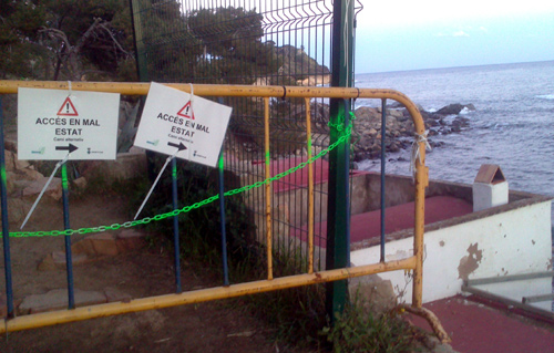 La tanca que impedeix el pas pel camí de ronda a S'Alguer.