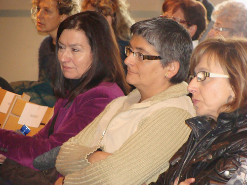 Àngels Guiteras, al fons de la imatge, en la Jornada del Voluntariat de Palamós.