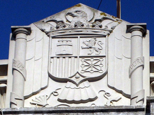 L'escut de la caserna de la Guàrdia Civil de Palamós. (Foto: Gabi Martín).