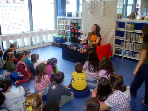 Activitat de l'Hora del Conte a la biblioteca de Palamós.
