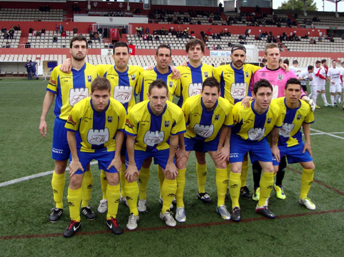 L'equip inicial que va presentar ahir el Palamós CF a Terrassa. (Foto: Sergi Cortés).