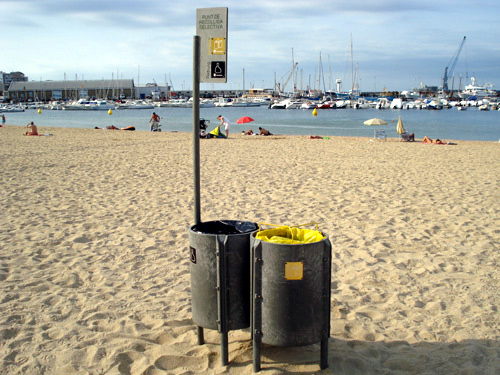 Papereres a la platja Gran de Palamós.