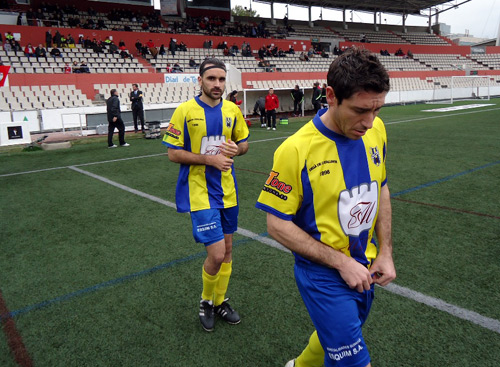 Javi Revert, en primer terme, ahir al camp del Terrassa.